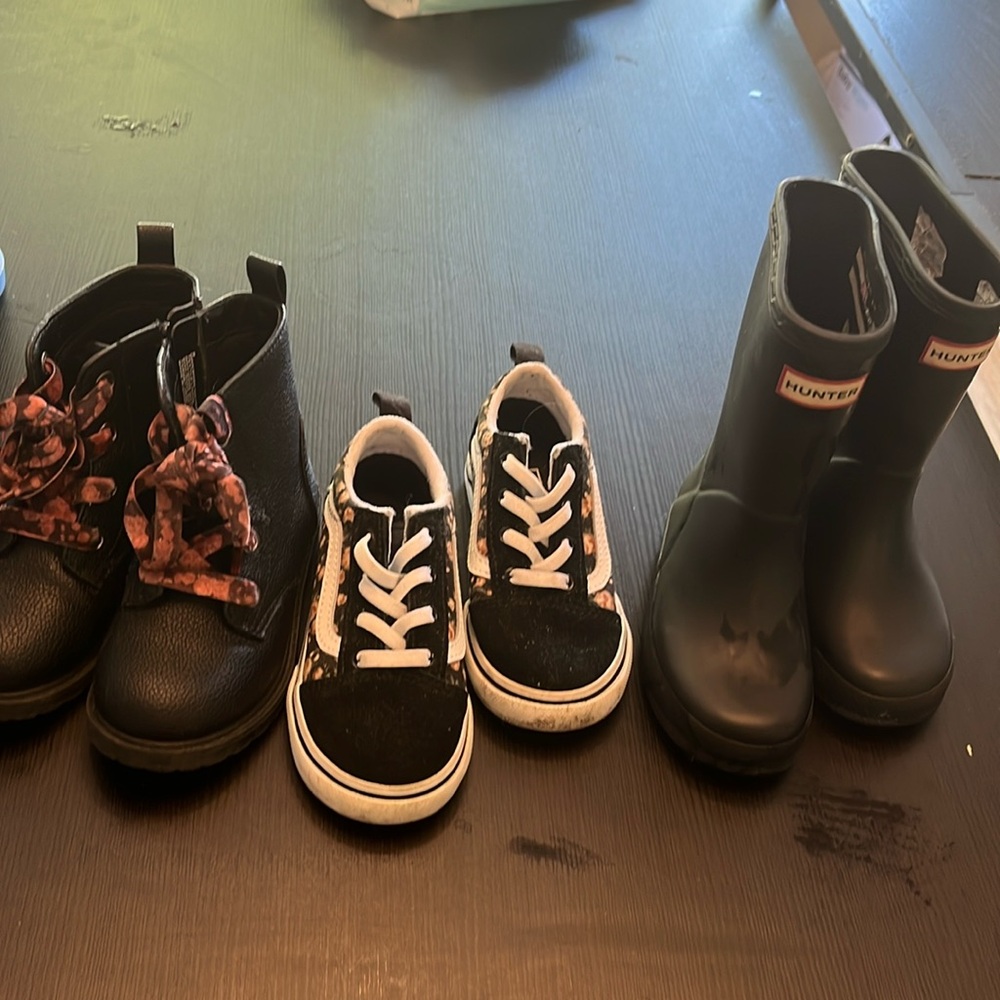 Pack girl shoes size 9- hunter-vans and cat and jack